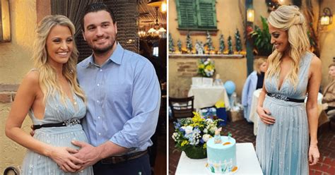 Carley Shimkus BEAMS in dreamy baby shower pics。